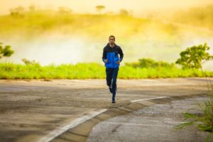 ランニングする男性