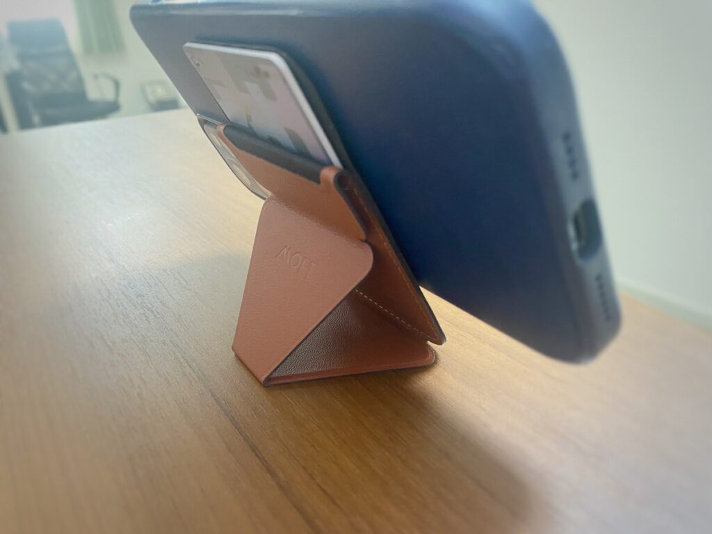 【レビュー】MOFTのiPhone用スマホスタンド兼カードケース